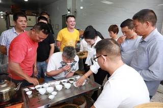 茶农茶商共同品鉴秋茶